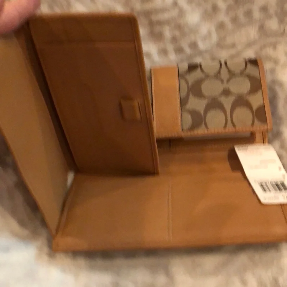 Beautiful new Coach wallet with check book holder - Picture 4 of 6